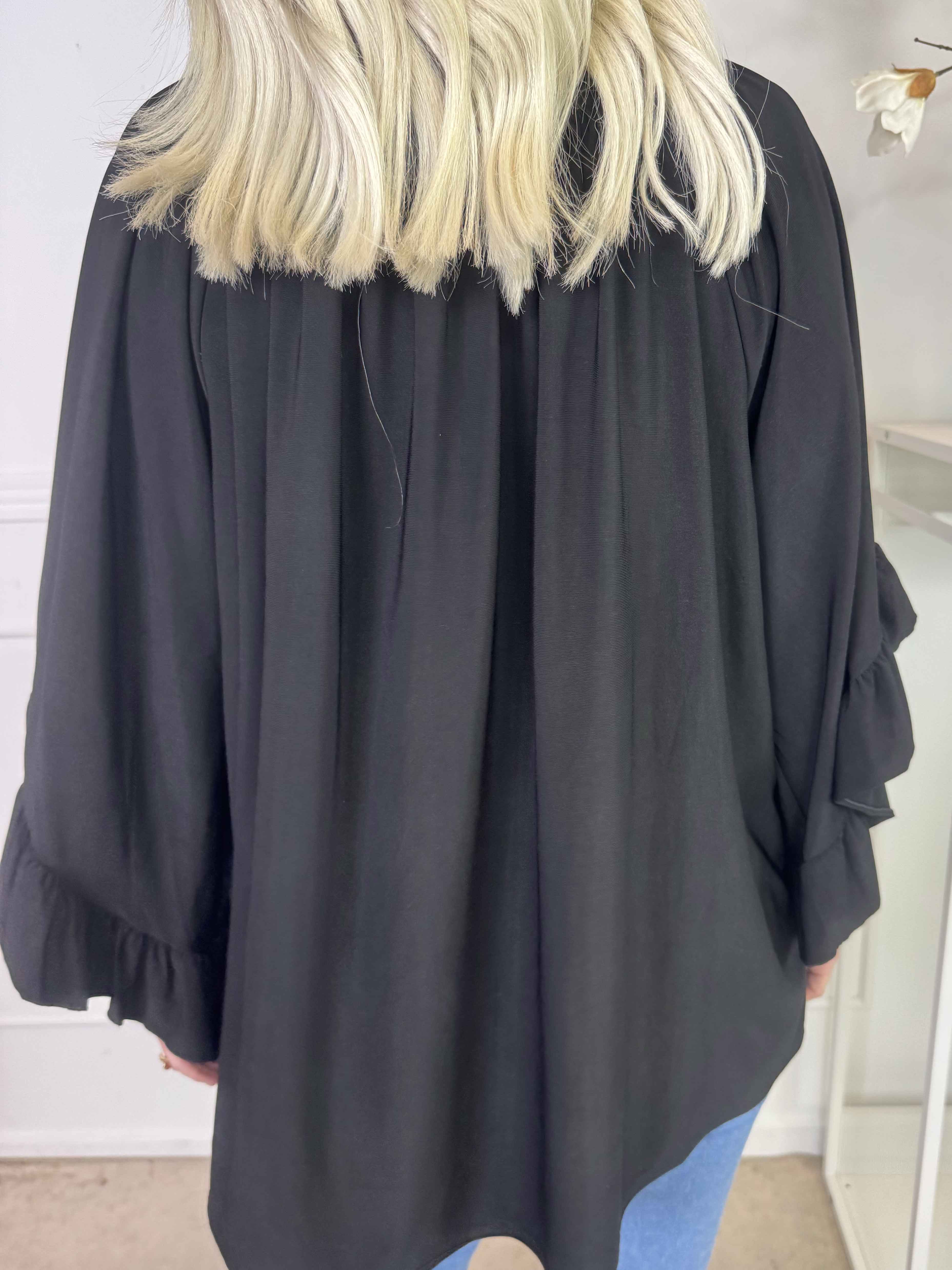 Anneli - Söt elastisk tunika med volangärmar